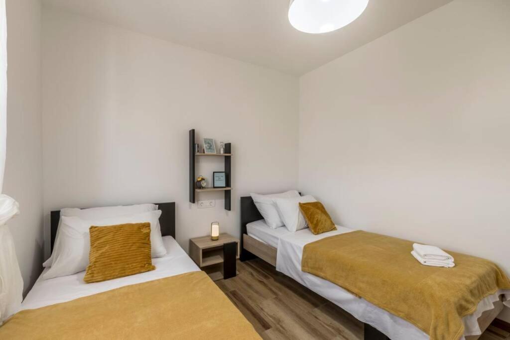 Apartment By Joe Trogir Exteriör bild