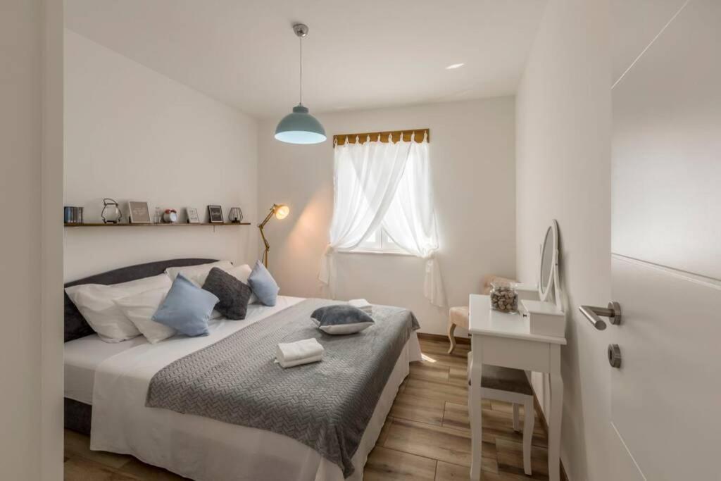Apartment By Joe Trogir Exteriör bild