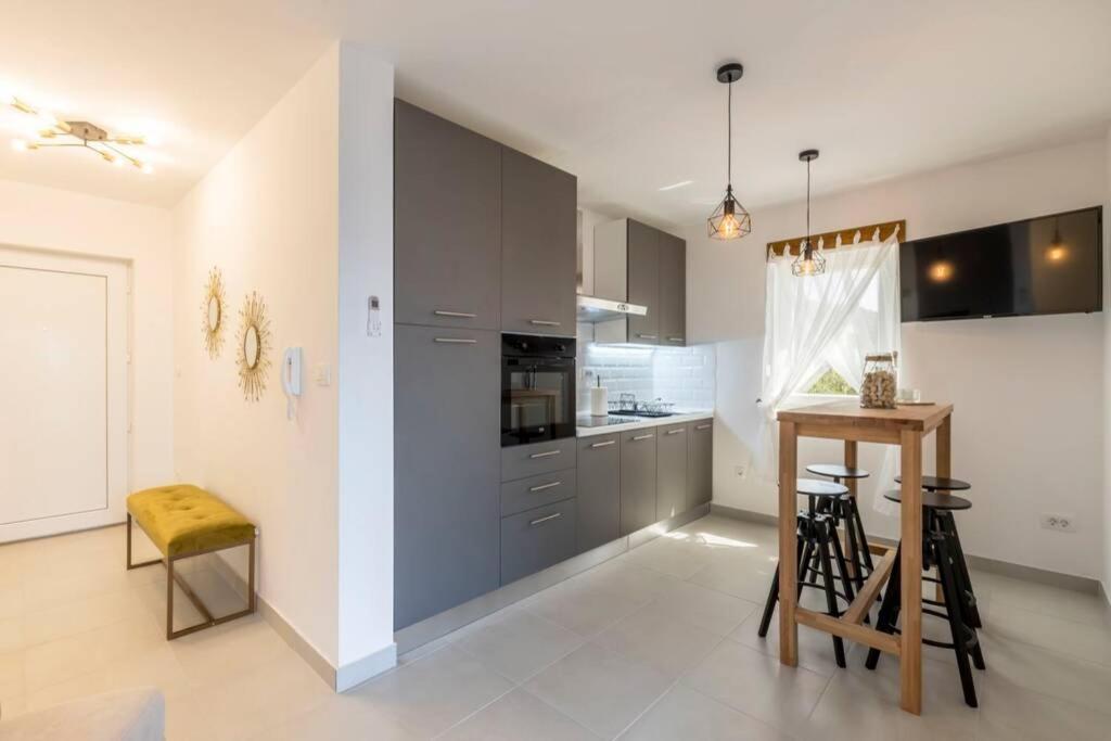 Apartment By Joe Trogir Exteriör bild