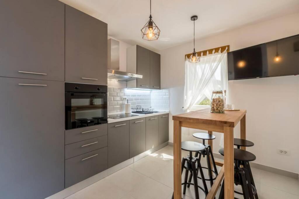Apartment By Joe Trogir Exteriör bild