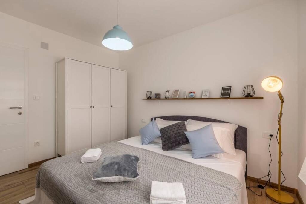 Apartment By Joe Trogir Exteriör bild