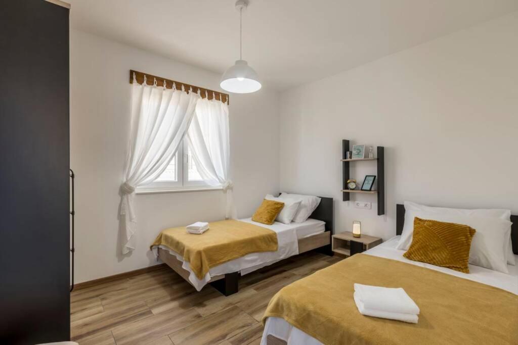 Apartment By Joe Trogir Exteriör bild