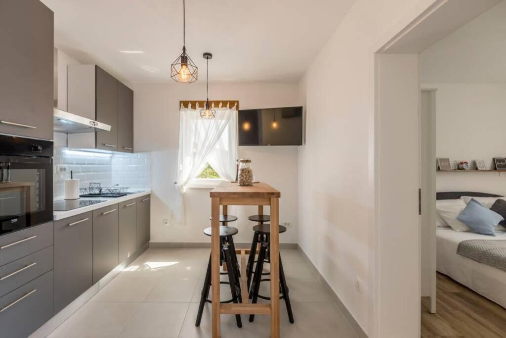 Apartment By Joe Trogir Exteriör bild