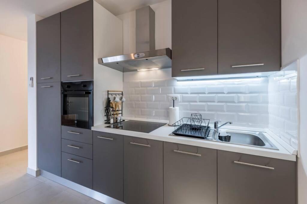 Apartment By Joe Trogir Exteriör bild
