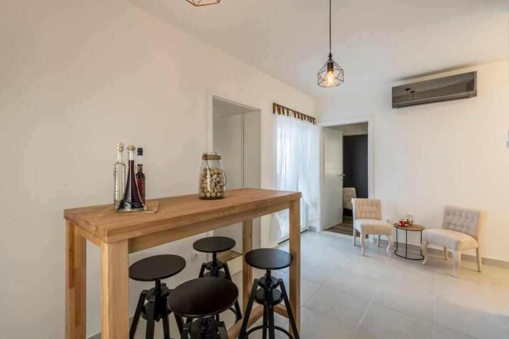 Apartment By Joe Trogir Exteriör bild